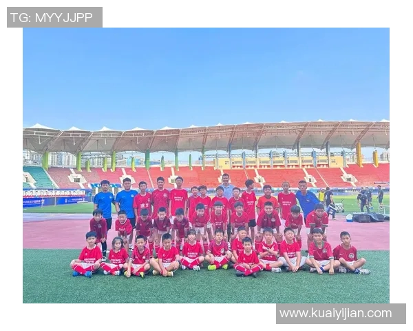 足球明星亲临校园与小朋友互动签名活动温馨瞬间回顾