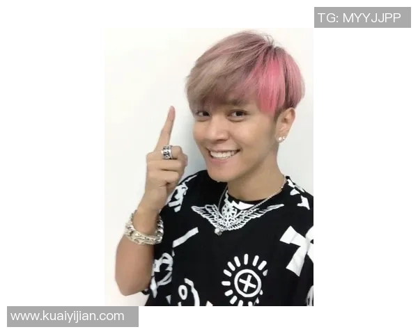 足球明星独特发型揭秘头发刻字图案展现个性与风格