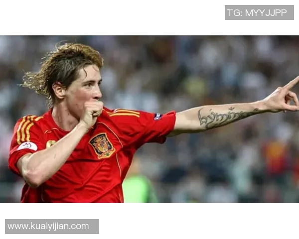 足球明星闪耀登场激情四溢球场瞬间引爆全场观众热情