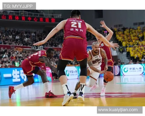 睡眼朦胧的篮球明星在晨光中展现独特魅力与风采的瞬间捕捉